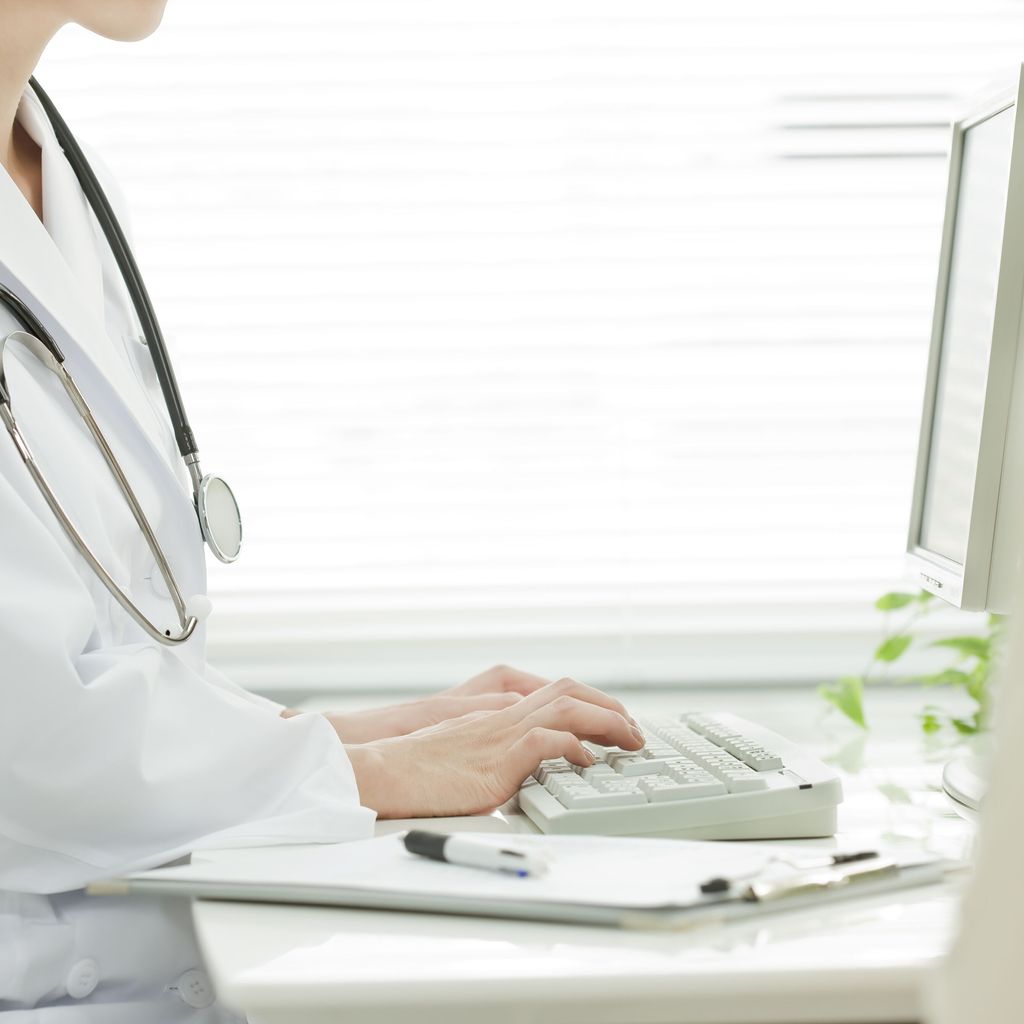 Arzt lässt sich von Patientinnen blasen Arzt lässt sich von Patientinnen blasen