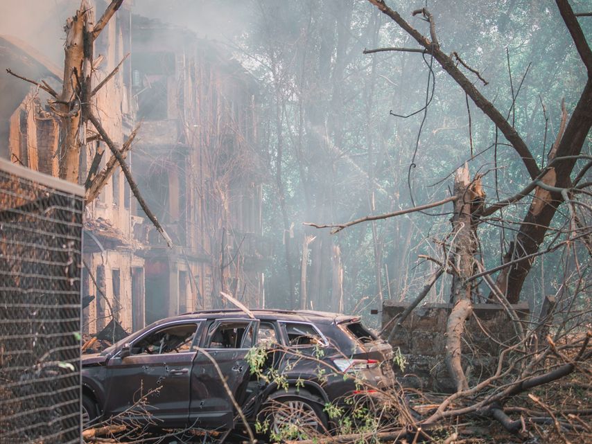 Am Gelände des Krankenhauses Nr. 6 in Dnipro nach einem Bombenangriff