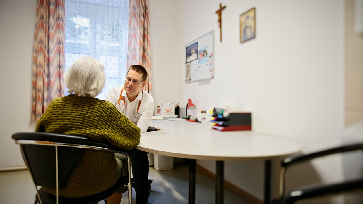 Fertigkeiten der Geriatrie sind ein wesentlicher Aspekt der rztliche -  Allgemeinmedizin - Universimed - Knowledge that matters
